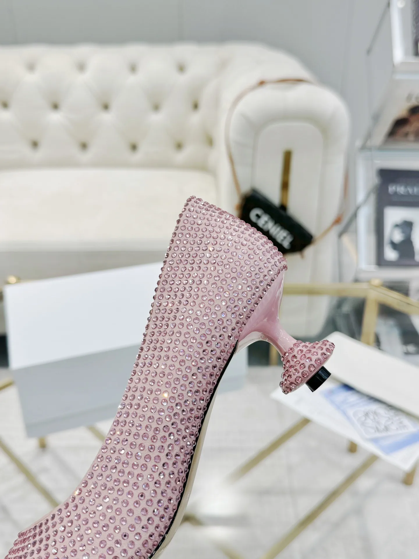 👟👟Ex-factory price 660👟👟 LOEWE‼ ️ New arrival‼ ️Imported genuine leather sole Loewe 2024/aw early spring latest T stage colored diamond series catwalk style 😘😘😘 Upper: imported silk cloth lining: imported water-dyed sheepskin outsole: original molded injection molded leather outsole Heel: original molded 1:1 Heel height: 5.5cm Size: 35-39 (40/41/42/43 custom-made, non-refundable)